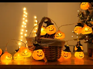 Vista detallada de la cadena de luces LED de calabaza de Halloween con sombreros de bruja.
