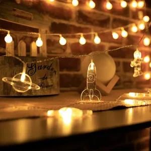 Guirlande Lumineuse LED Thème Espace Astronaute Fusée Planète Plastique Transparent Veilleuse Décoration Chambre Enfant à Piles