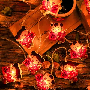Catena luminosa LED del Capodanno cinese con ciondoli di bambole Fuwa per decorazioni.