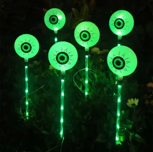 Primer plano de luces solares de globos oculares verdes brillantes para decoración.