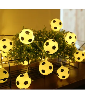 Détail en gros plan de la guirlande lumineuse LED ballon de foot, éclairage chaleureux.
