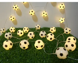 Guirlande lumineuse LED ballon de football détail, éclairage chaleureux chambre d'enfant.