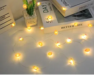 Catena luminosa LED pasquale in filo di rame con simpatici pulcini e uova per decorare.