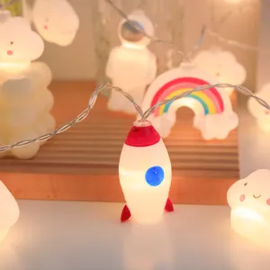 LED φωτεινή γιρλάντα με σχέδιο πυραύλου και συννεφάκου, ιδανική για παιδικό δωμάτιο και κάμπινγκ.
