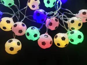 Guirlande lumineuse LED multicolore forme ballon de football pour decoration de fete.