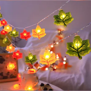Guirnalda de luces LED de hojas de arce para decoracion de fiestas de otoño y ambiente acogedor.