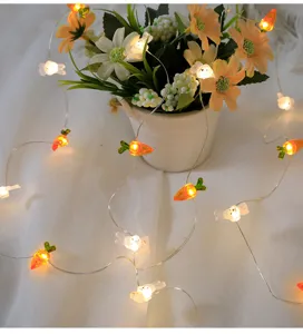 Vista dettagliata di luci a stringa di rame LED con simpatici coniglietti e carote.