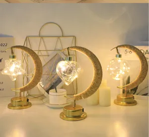 Dettaglio della lampada da notte lunare in corda di canapa con luci LED e lampadine a stella.