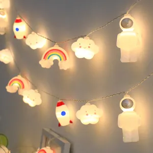 Φωτεινή αλυσίδα LED σε σχήμα αστροναύτη και πυραύλου για διακόσμηση παιδικού δωματίου.