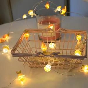 Catena luminosa a LED in filo di rame con simpatici motivi di carote e coniglietti.
