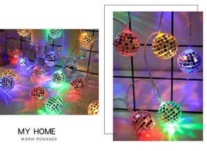 Gedetailleerd overzicht van LED spiegelbal lichtsnoer, perfect voor feest- en kerstdecor.