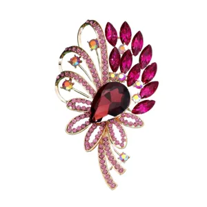 Detalle de broche de diamantes de imitación con cristales rosa y rojos brillantes.