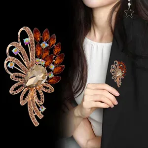 Exquisito broche de flor con diamantes de imitacion para accesorios de moda de mujer.