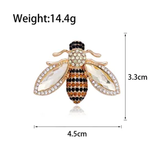 Vue détaillée d'une broche abeille en strass exquise avec des cristaux scintillants.