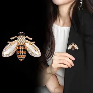 Élégante broche abeille en strass pour femmes, bijou insecte en cristal, accessoire mode.