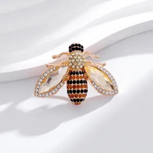 Gros plan sur la broche abeille strass mode détails cristaux scintillants accessoire élégant