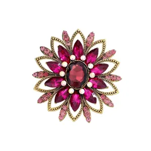 Vista de cerca muy detallada del hermoso broche de flores de pedrería brillante.