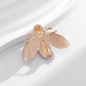 Vue détaillée montrant le mécanisme de l'épingle arrière et les ailes d'une broche abeille.