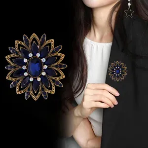 Broche de flor de estrás azul oscuro vintage, exquisito pin de cristal de aleación.