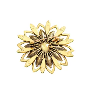 Antigua broche de flor dorada alfiler de solapa de aleacion elegante accesorio de ropa.