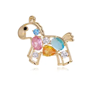 Graziosa spilla a forma di cavallo con strass colorati, elegante accessorio di modo dorato.