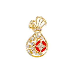 Elegante spilla borsa portafortuna dorata scintillante con zirconi e dettagli in smalto rosso.