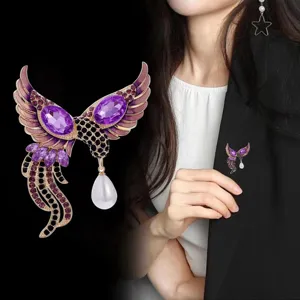 Elegante feniks vogel broche met paarse kristallen en parel hanger voor dames jas.