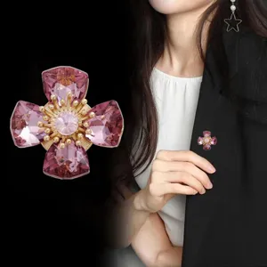 Prachtige roze kristallen bloem magneet broche voor dames, elegante pak speld sieraden.