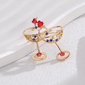 Broche de copa de oro con pedrería de corazón rojo y cristales coloridos para uso diario.