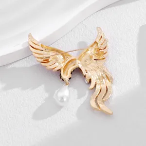 Detailopname van de elegante feniks vogel parel broche in goud finish, prachtig vakmanschap.