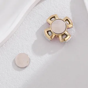 Prachtige bloemvormige magnetische broche detail, elegante gouden pak accessoire magneetsluiting.