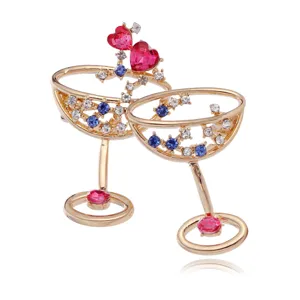 Broche Creativo de Copas de Cóctel Brindando Aleación Chapado en Oro Diamante de Imitación Corazón Pin de Solapa Joyería