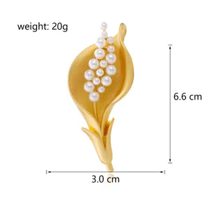 Elegante vergoldete Calla-Lilien-Brosche mit Perlenbesatz, stilvolles Blumen Anstecknadel.