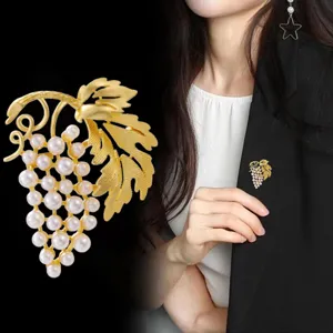 Vintage Goldblatt Perle Traube Brosche für Damen, elegante Anzug Reversnadel Schmuck für Bankett.