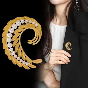 Elegant pearl feather brooch gold tone metal lapel pin for women workplace commuting dress
