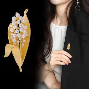 Pearl leaf brooch for women, elegant gold flower pin suit collar fashion jewelry accessory