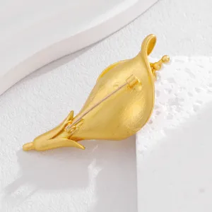 Elegante goldene Blumenbrosche Detailansicht Rückseite, hochwertiges Modeaccessoire für Damen.