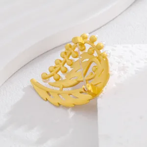 Nahaufnahme der goldenen Blatt Perlen Brosche Rückseite Nadel, zeigt exquisite Verarbeitung.