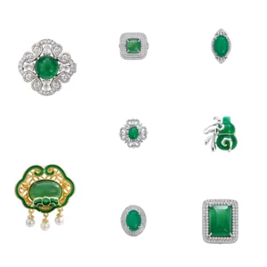 Superbe collection de broches et bagues en pierre précieuse verte, style rétro élégant.