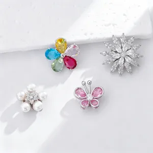 Vue detaillee de broches magnetiques raffinees avec des fleurs en cristal colorees et perles.