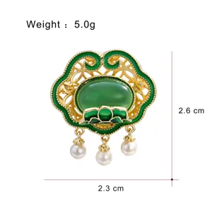 Broche style rétro chinois en pierre précieuse verte Ruyi avec pendentifs perles, élégant.