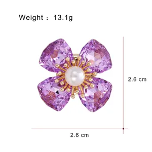 Broche fleur en cristal violet exquis avec perle centrale, accessoire élégant de 2,6 cm.