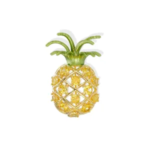 Squisita spilla ad ananas dorata con cristalli gialli e foglie in smalto verde.