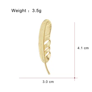 Gold feather brooch detail view, elegant metal pin accessory, lightweight 3.5g, compact 4.1cm.
