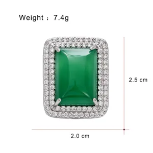 Vue détaillée de la élégante broche vintage en strass vert avec dimensions et poids.