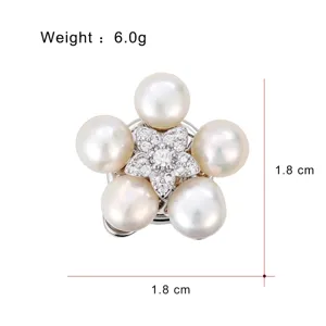 Vue détaillée de l'élégante broche en perles à cinq pétales avec dimensions et poids.