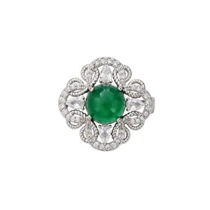 Bague vintage en pierre précieuse verte avec oxydes de zirconium et détails argentés.