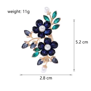 Close-up detail van de legering strass bloem broche, met duidelijke maat- en gewichtspecificaties.