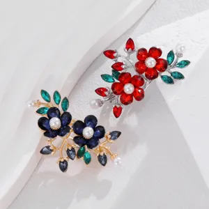 Gedetailleerde close-up van Koreaanse stijl kristallen bloembroche met strass-steentjes.
