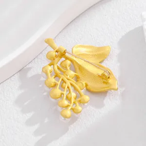 Detailaufnahme der matten Gold Perlen Trauben Brosche, feine Textur und feste Nadel.